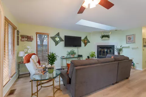 951 Martin Dr, Elgin, IL 60120 photo 12