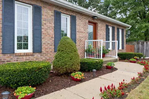 951 Martin Dr, Elgin, IL 60120 photo 2