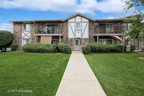 9 S070 Lake Dr #13-208, Willowbrook, IL 60527
