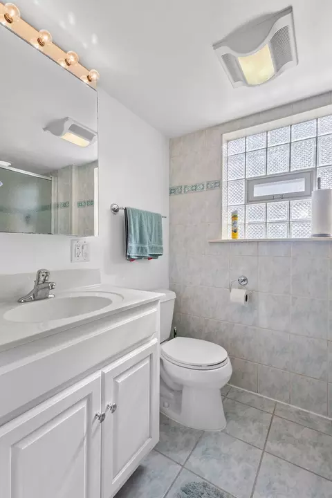 Bath - 18503 Oak Ave, Lansing, IL 60438 photo 2 of 2