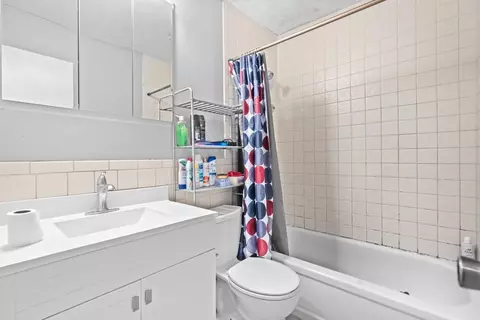 Bath - 461 Konen Ave, Aurora, IL 60504 photo 1 of 1