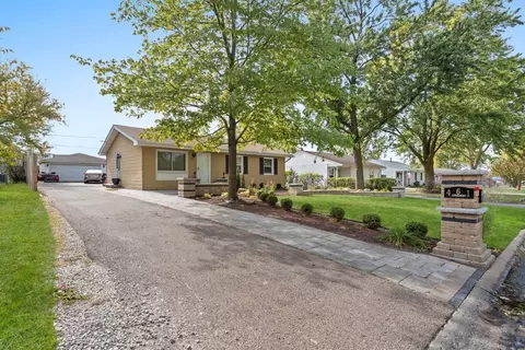 Exterior - 461 Konen Ave, Aurora, IL 60504 photo 3 of 12