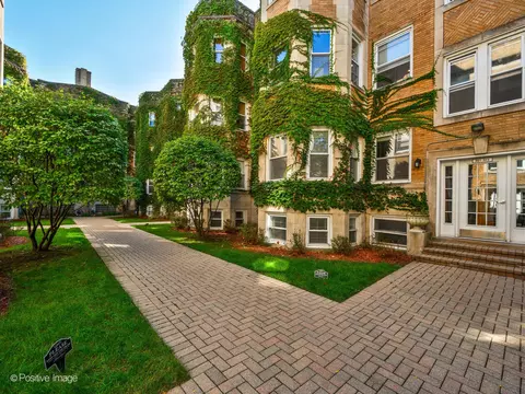 881 W Cornelia Ave #1, Chicago, IL 60657