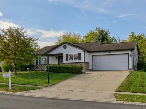 10 Fallstone Dr, Streamwood, IL 60107