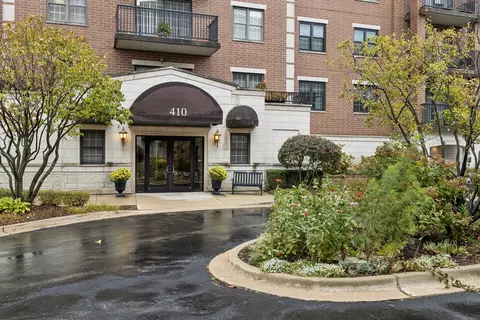 410 W Burlington Ave #401, La Grange, IL 60525