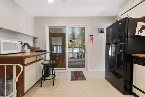 Kitchen - 978 Poplar Ln, Bartlett, IL 60103 photo 2 of 3