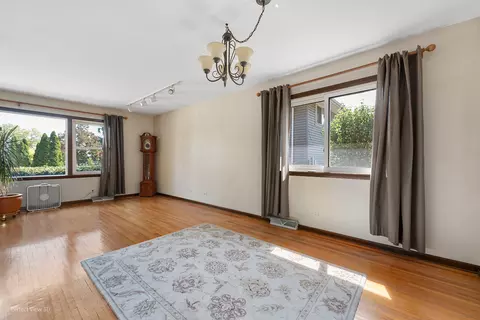 Living - 978 Poplar Ln, Bartlett, IL 60103 photo 1 of 7