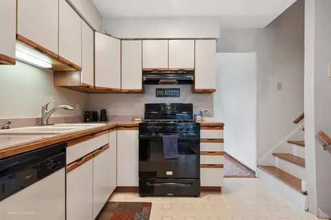 Kitchen - 978 Poplar Ln, Bartlett, IL 60103 photo 1 of 3