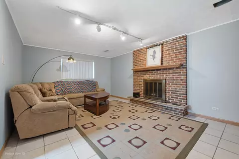 Living - 978 Poplar Ln, Bartlett, IL 60103 photo 6 of 7