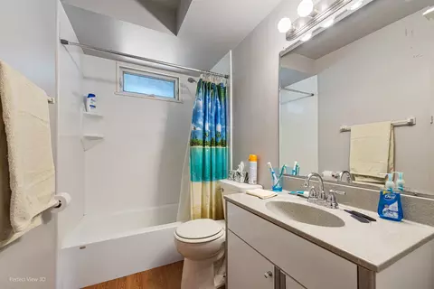 Bath - 978 Poplar Ln, Bartlett, IL 60103 photo 2 of 2