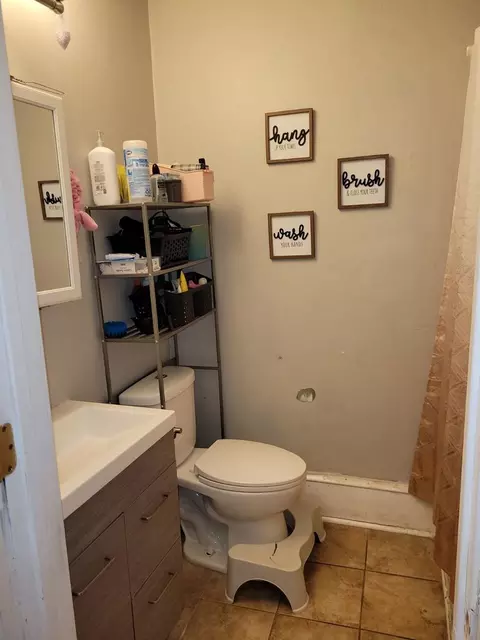 Bath - 423 E Chicago St #B, Elgin, IL 60120 photo 1 of 1