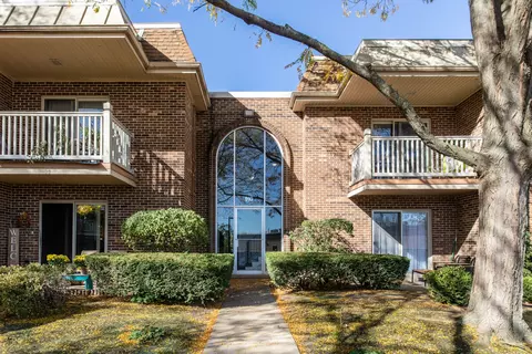 910 W Alleghany Dr #2C, Arlington Heights, IL 60004