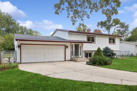 2807 Sun Valley Dr, Cary, IL 60013