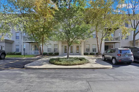 34451 N Old Walnut Cir #203, Gurnee, IL 60031