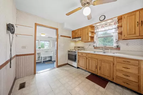 Kitchen - 7246 S Oketo Ave, Bridgeview, IL 60455 photo 1 of 2