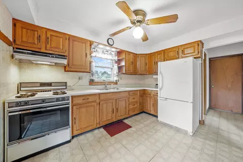 Kitchen - 7246 S Oketo Ave, Bridgeview, IL 60455 photo 2 of 2