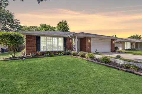 1802 N Aralia Dr, Mount Prospect, IL 60056