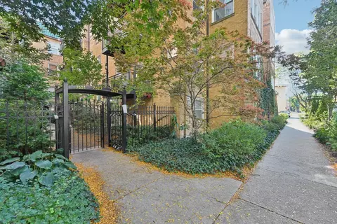 7621 N Greenview Ave #1A, Chicago, IL 60626