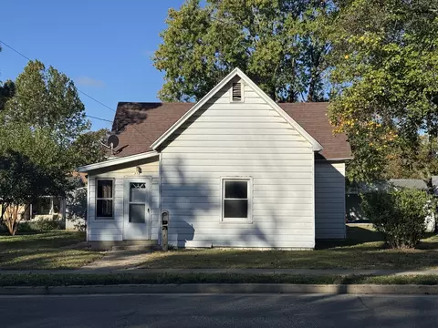 318 N 5th St, Charleston, IL 61920