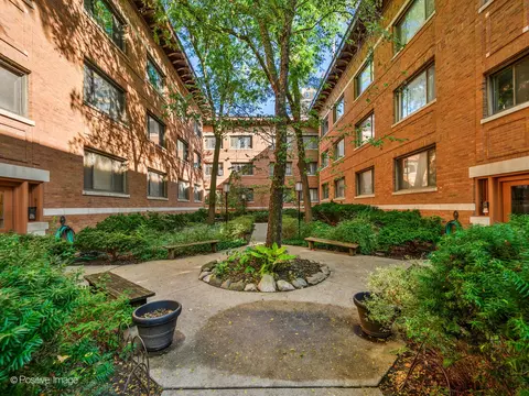 808 W Lakeside Pl #303, Chicago, IL 60640