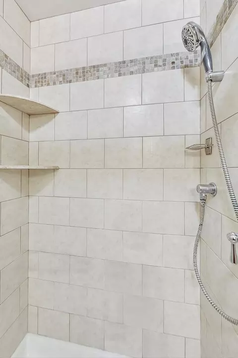 Bath - 2100 Crane Ct, Rolling Meadows, IL 60008 photo 4 of 5