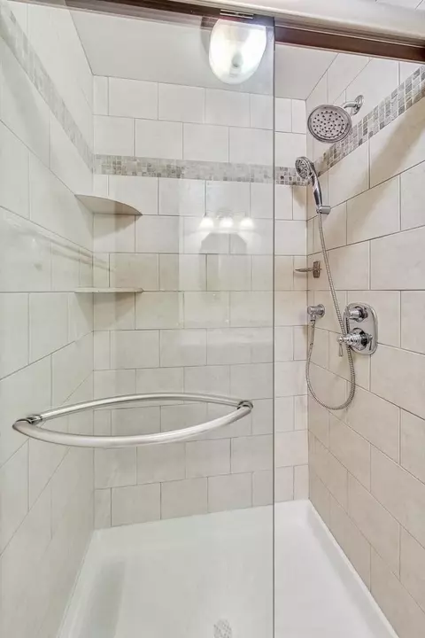 Bath - 2100 Crane Ct, Rolling Meadows, IL 60008 photo 3 of 5