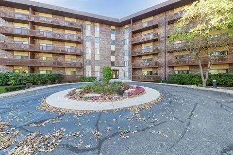 120 Lakeview Dr #122, Bloomingdale, IL 60108