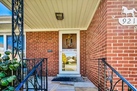 921 E Villa Dr, Des Plaines, IL 60016 photo 4