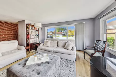 921 E Villa Dr, Des Plaines, IL 60016 photo 8