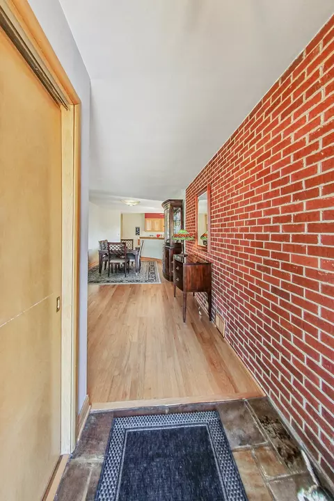 921 E Villa Dr, Des Plaines, IL 60016 photo 5