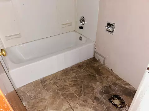 Bath - 536 N Kennedy Dr, Kankakee, IL 60901 photo 3 of 4