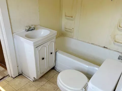 Bath - 536 N Kennedy Dr, Kankakee, IL 60901 photo 2 of 4