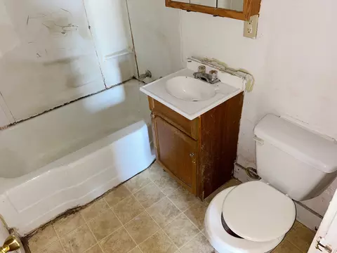 Bath - 536 N Kennedy Dr, Kankakee, IL 60901 photo 1 of 4