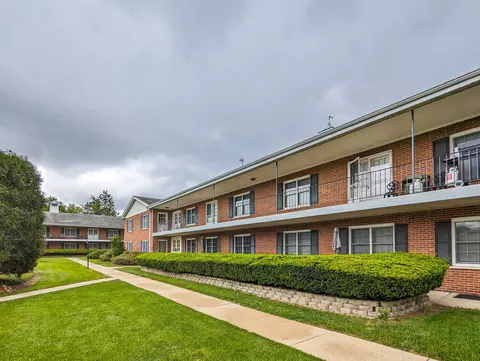 2812 Dundee Rd #15C, Northbrook, IL 60062
