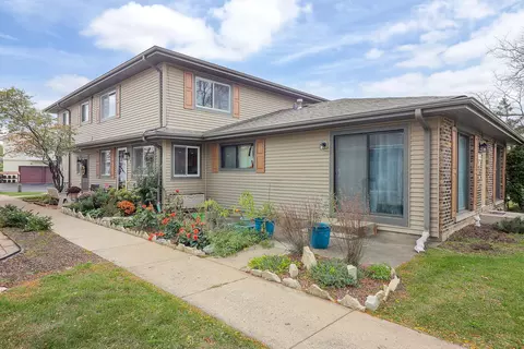 2 S739 Winchester Cir #2, Warrenville, IL 60555