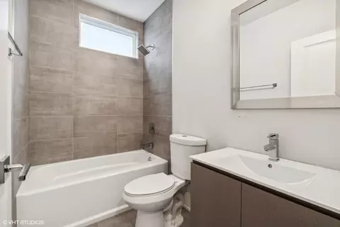 Bath - 1209 E 46th St #2E, Chicago, IL 60653 photo 3 of 3