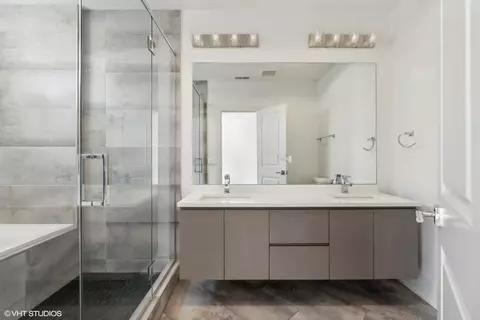 Bath - 1209 E 46th St #2E, Chicago, IL 60653 photo 1 of 3