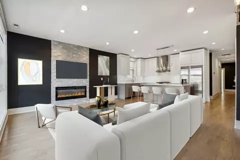 Living - 1209 E 46th St #2E, Chicago, IL 60653 photo 3 of 4