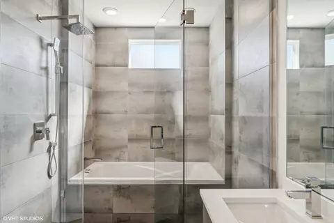 Bath - 1209 E 46th St #2E, Chicago, IL 60653 photo 2 of 3