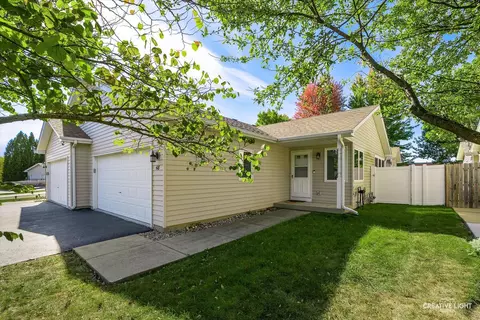 48 Silver Trl, North Aurora, IL 60542