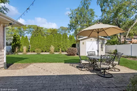 Exterior - 102 W Sunset Rd, Mount Prospect, IL 60056 photo 4 of 11