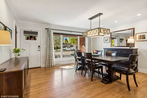 Dining - 102 W Sunset Rd, Mount Prospect, IL 60056 photo 2 of 3