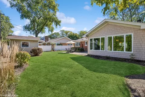 Exterior - 102 W Sunset Rd, Mount Prospect, IL 60056 photo 5 of 11
