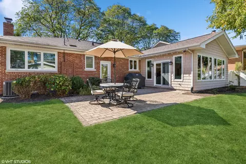 Exterior - 102 W Sunset Rd, Mount Prospect, IL 60056 photo 3 of 11