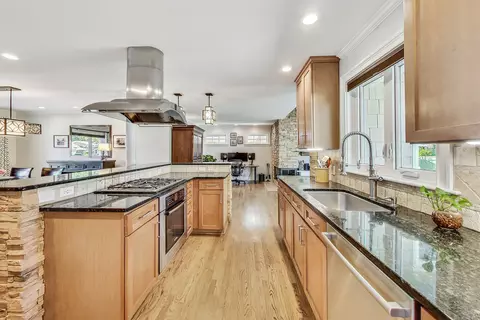 Kitchen - 102 W Sunset Rd, Mount Prospect, IL 60056 photo 6 of 7