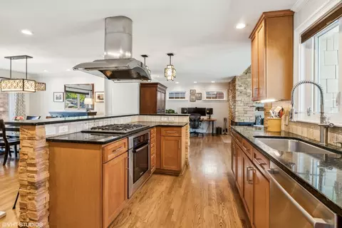 Kitchen - 102 W Sunset Rd, Mount Prospect, IL 60056 photo 4 of 7