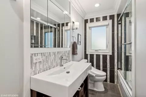 Bath - 102 W Sunset Rd, Mount Prospect, IL 60056 photo 1 of 2
