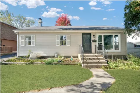 716 NW Holcomb Dr, Mundelein, IL 60060