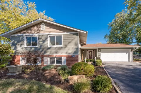 2 Sheridan Ct, Woodridge, IL 60517