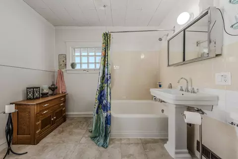 Bath - 6435 Sinclair Ave, Berwyn, IL 60402 photo 2 of 2